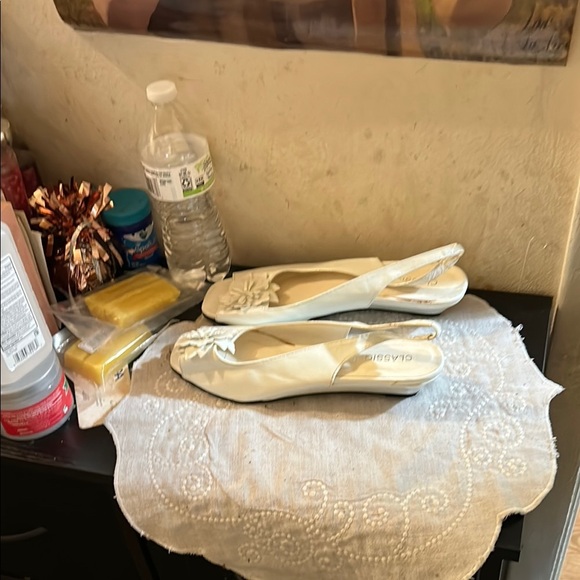 Classic Cream Slingback Heels with Floral Accent - Picture 4 of 5